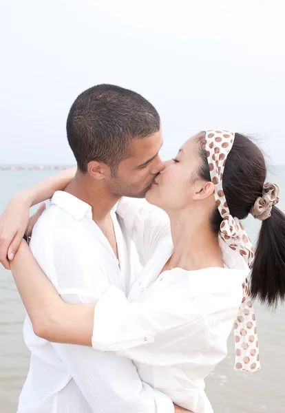 Africano uomo e asiatico donna amante su il spiaggia — Foto Stock