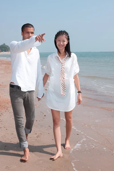 Homem africano e mulher asiática amante na praia — Fotografia de Stock