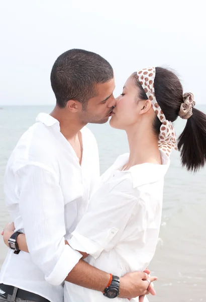 Africano uomo e asiatico donna amante su il spiaggia — Foto Stock