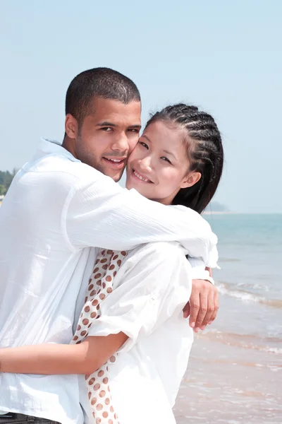 非洲人和亚洲女人情人在海滩上 — 图库照片