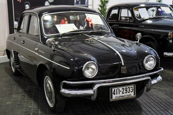 BANGKOK - 22 DE JUNIO Sedán de 4 puertas, Renault Dauphine 1960, 845 CC  , — Foto de Stock