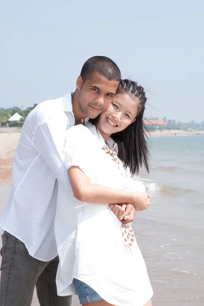 Homme africain et asiatique femme amant sur la plage — Photo