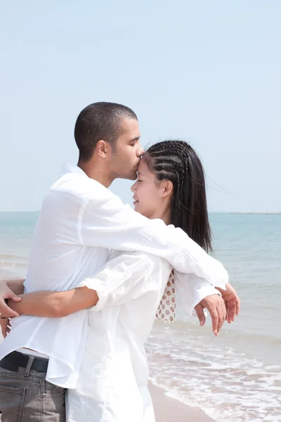 Africano uomo e asiatico donna amante su il spiaggia — Foto Stock