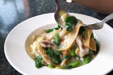 Tayland kızarmış noodle, dilimlenmiş domuz ile kızartılmış erişte ve vegeteble