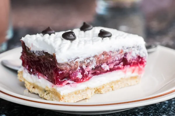 Close-up of delicious raspberry cake isolated on white — Stock Photo, Image