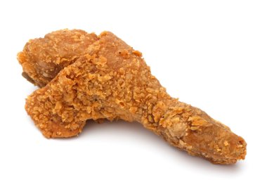 Beyaz arka planda kızarmış tavuk