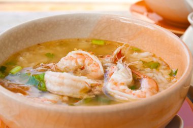 karides ile Tayland pirinç çorbası