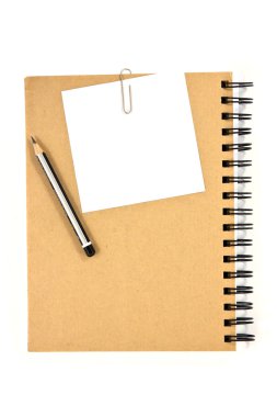 kahverengi kapak not defteri kalemi ile üzerine beyaz Not ataş