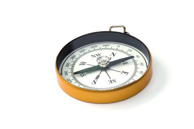 beyaz arkaplanda pusula