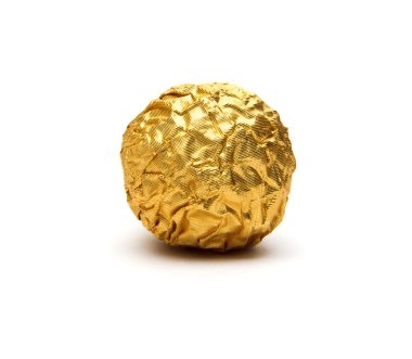 Beyaz arkaplanda çikolata topları