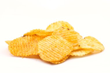 Beyaz arkaplanda patates cipsi