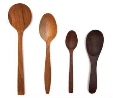 Beyaz arkaplanda tahta kaşık