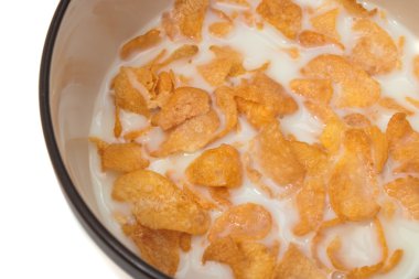 Mısır gevreği ve beyaz arka plan üzerinde süt kase