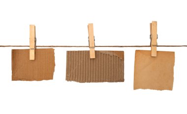 bir not ve beyaz arka plan üzerinde elbise mandalları yakın çekim