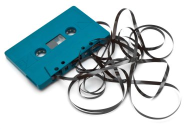 Eski kırık kaset üzerine beyaz izole