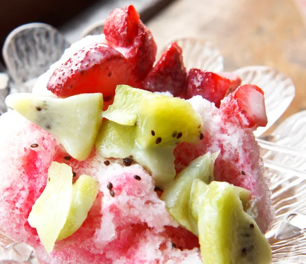 Leckeres kaltes Dessert mit Früchten — Stockfoto