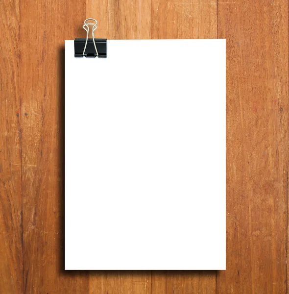 Schwarzer Clip und weißes Blanko-Notizpapier hängen an Holzscheibe — Stockfoto
