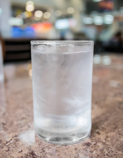 Glas Wasser mit Eiswürfeln — Stockfoto