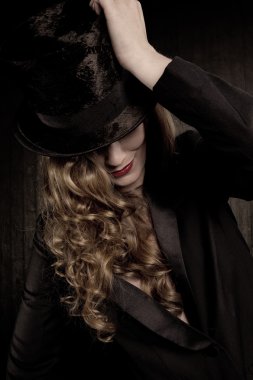 soba borusu olan kadın