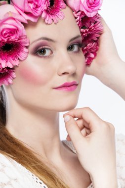 гарне обличчя з рожевими квітами