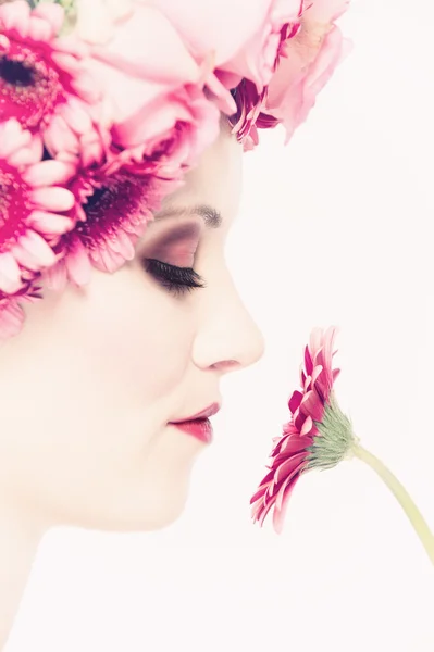 Rosto bonito com flores rosa — Fotografia de Stock