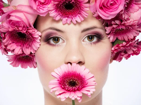 Hermosa cara con flores rosadas — Foto de Stock