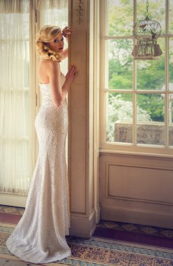 Beyaz uzun elbiseli kadın