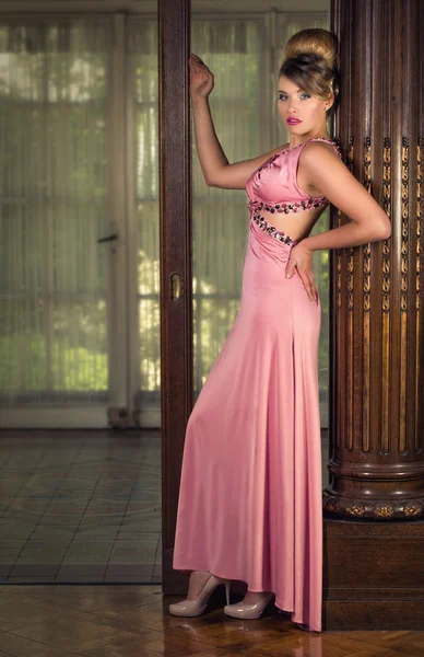 Woman in a pink dress — Stock Photo, Image