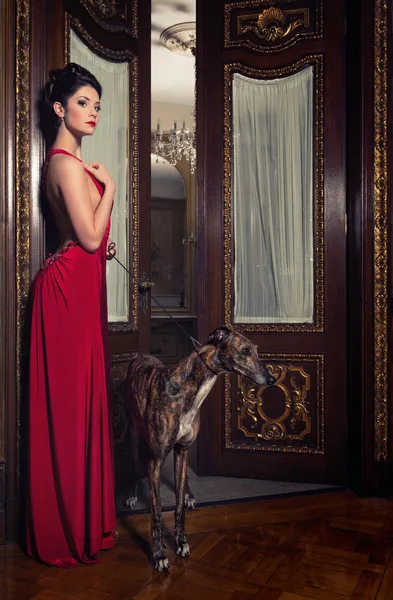 Kırmızı elbiseli güzel kadın. — Stok fotoğraf