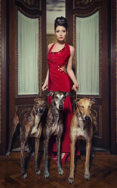 Jolie femme en robe rouge — Photo