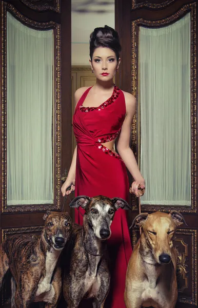 Όμορφη γυναίκα με κόκκινο φόρεμα — Φωτογραφία Αρχείου