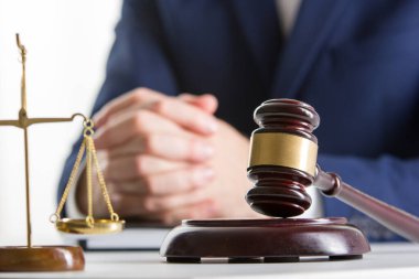 Sözleşme belgeleriyle çalışan avukat ve mahkeme salonunda tahtadan tokmak. Adalet ve hukuk, avukat ve mahkeme yargıcı kavramı.