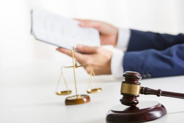 Sözleşme belgeleriyle çalışan avukat ve mahkeme salonunda tahtadan tokmak. Adalet ve hukuk, avukat ve mahkeme yargıcı kavramı.