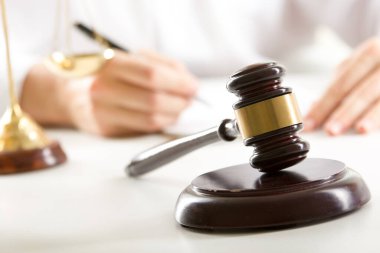 Sözleşme belgeleriyle çalışan avukat ve mahkeme salonunda tahtadan tokmak. Adalet ve hukuk, avukat ve mahkeme yargıcı kavramı.