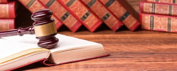 法律の概念-木製の裁判官は、法廷や法執行機関のテーブルの上にギャップや本。テキストのコピースペース. — ストック写真