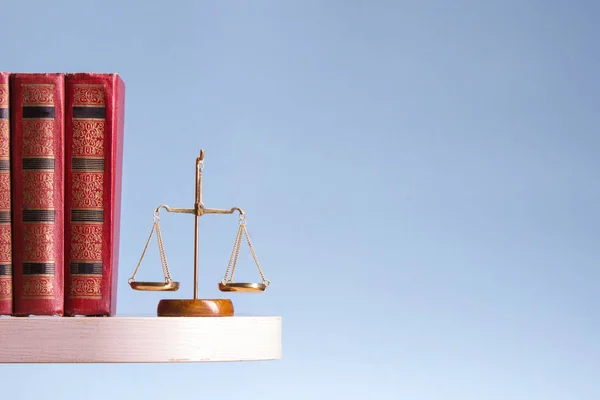 Έννοια δικαίου - Ξύλινοι δικαστές gavel και βιβλίο στο τραπέζι σε δικαστήριο ή γραφείο επιβολής του νόμου. Αντιγραφή χώρου για κείμενο. — Φωτογραφία Αρχείου