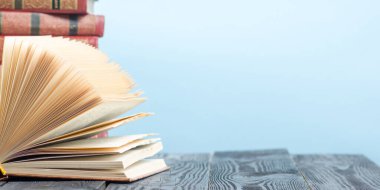 Açık kitap, ahşap masadaki ciltli kitaplar. Okula dönelim. Boşluğu kopyala