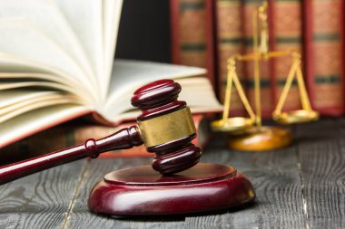 Hukuk konsepti - Beyaz arka planda izole edilmiş bir mahkeme salonunda ya da emniyet teşkilatında ahşap yargıç tokmağı olan bir hukuk kitabı. Metin için alanı kopyala