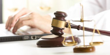 Sözleşme belgeleriyle çalışan avukat ve mahkeme salonunda tahtadan tokmak. Adalet ve hukuk, avukat ve mahkeme yargıcı kavramı