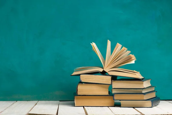 Açık Kitap Ahşap Masadaki Ciltli Kitaplar Okula Dönelim Boşluğu Kopyala - Stok İmaj