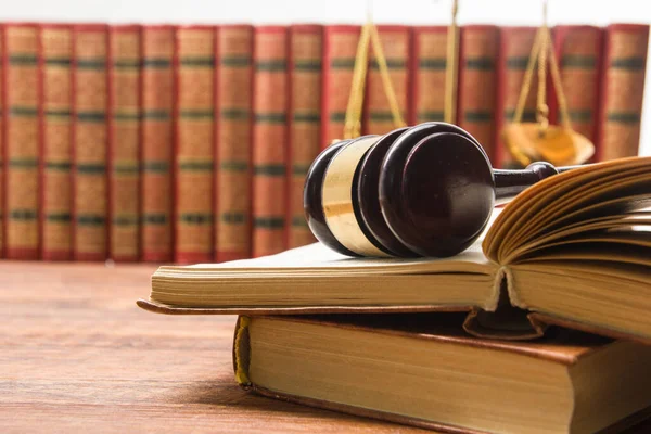 Koncepcja Prawa Otwarta Książka Prawnicza Drewnianym Młotkiem Sędziowskim Stole Sali Obraz Stockowy