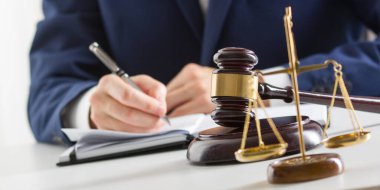 Sözleşme belgeleriyle çalışan avukat ve mahkeme salonunda tahtadan tokmak. Adalet ve hukuk, avukat ve mahkeme yargıcı kavramı