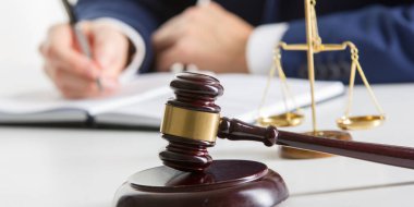 Sözleşme belgeleriyle çalışan avukat ve mahkeme salonunda tahtadan tokmak. Adalet ve hukuk, avukat ve mahkeme yargıcı kavramı