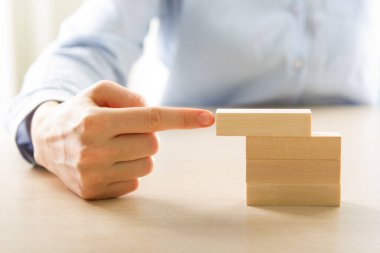 İş dünyasında plan ve strateji, İş Büyütme Riski Ahşap bloklar ile İş Büyüme Konsepti, insan eli yığılır ve ahşap bir blok istifleme.