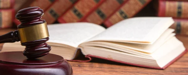 Концепція Права Відкрита Книга Дерев Яними Суддями Столом Залі Суду — стокове фото