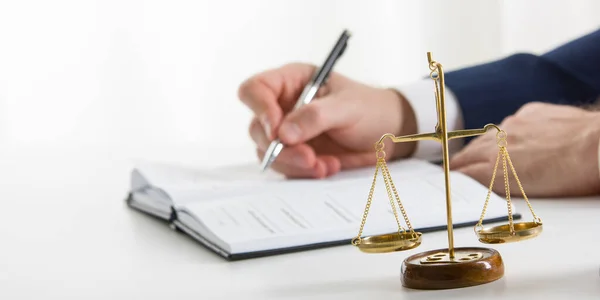 Advocaat Werkt Met Contract Papieren Houten Hamer Tafel Rechtszaal Justitie — Stockfoto