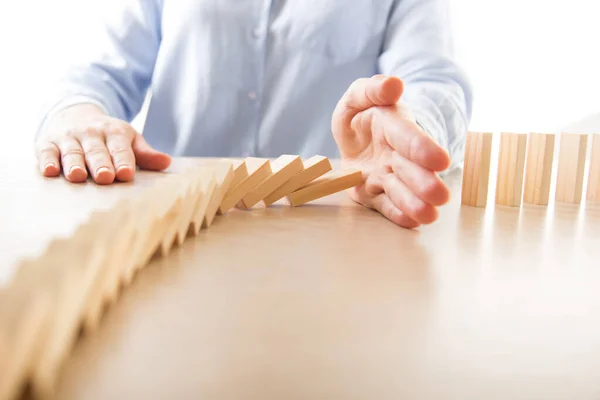 Piano e strategia nel business, Rischio di fare business Concetto di crescita Con blocchi di legno, mano dell'uomo ha accumulando e accatastamento di un blocco di legno. — Foto Stock