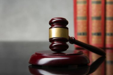 Hukuk konsepti - Beyaz arka planda izole edilmiş bir mahkeme salonunda ya da emniyet teşkilatında ahşap yargıç tokmağı olan bir hukuk kitabı. Metin için alanı kopyala