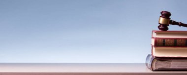 Hukuk konsepti - Beyaz arka planda izole edilmiş bir mahkeme salonunda ya da emniyet teşkilatında ahşap yargıç tokmağı olan bir hukuk kitabı. Metin için alanı kopyala