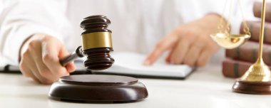 Sözleşme belgeleriyle çalışan avukat ve mahkeme salonunda tahtadan tokmak. Adalet ve hukuk, avukat ve mahkeme yargıcı kavramı